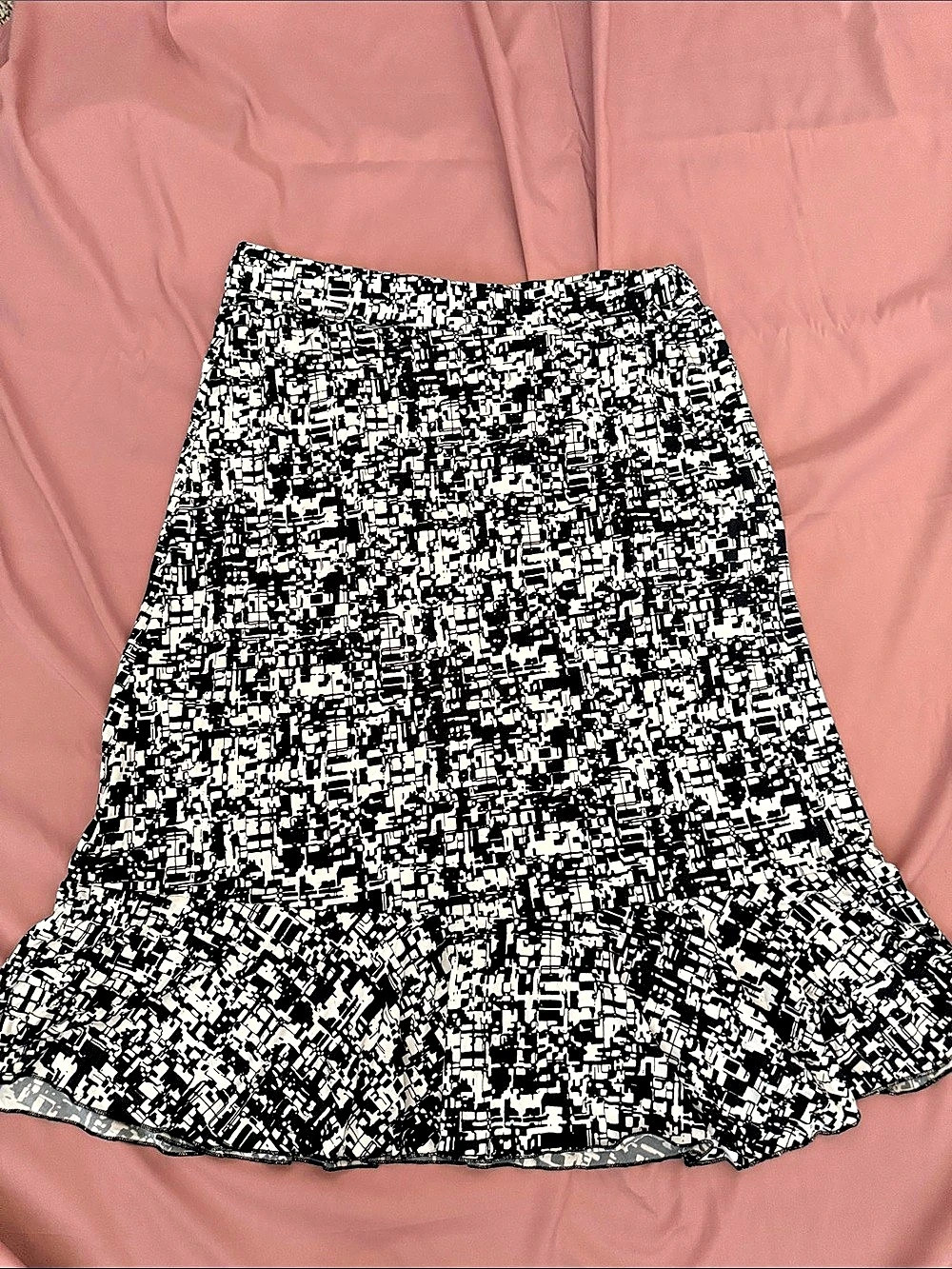 Black & White Color A-Line Skirt
Size L